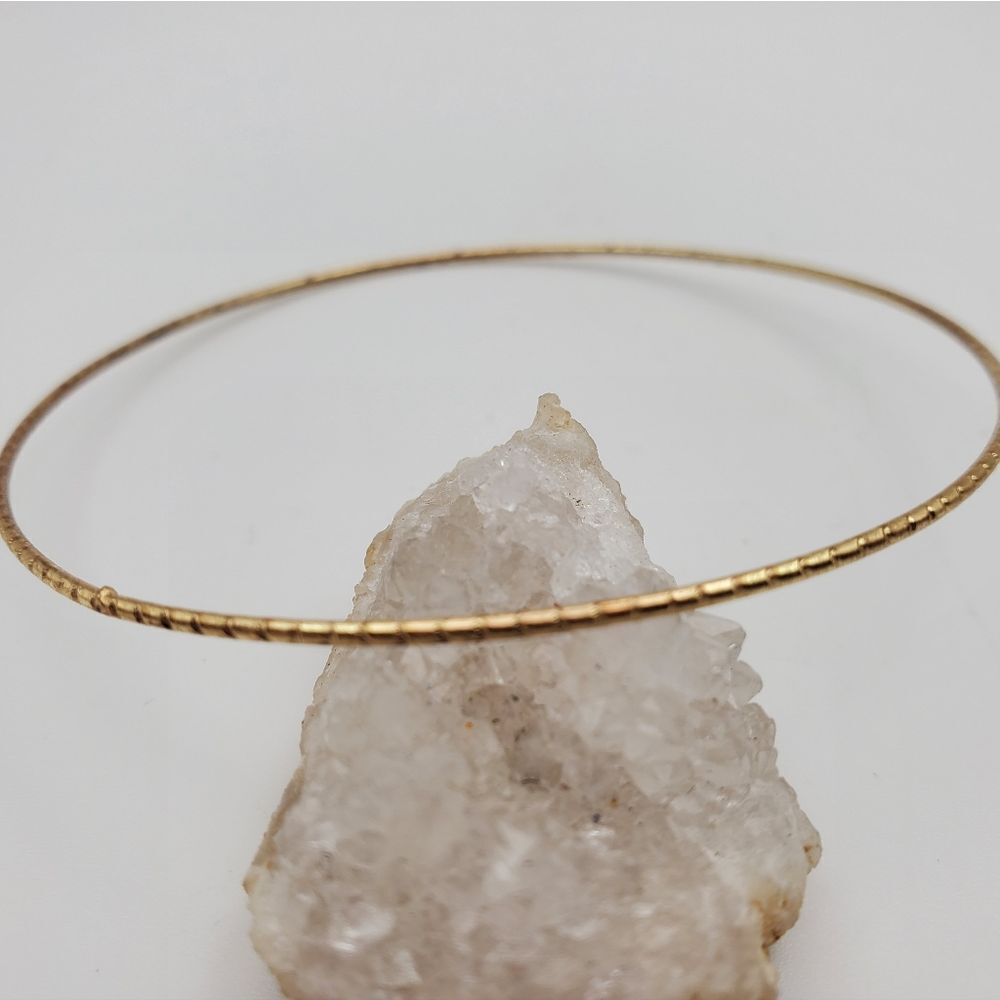 The dotted line gold tone spackle bracelet B1633